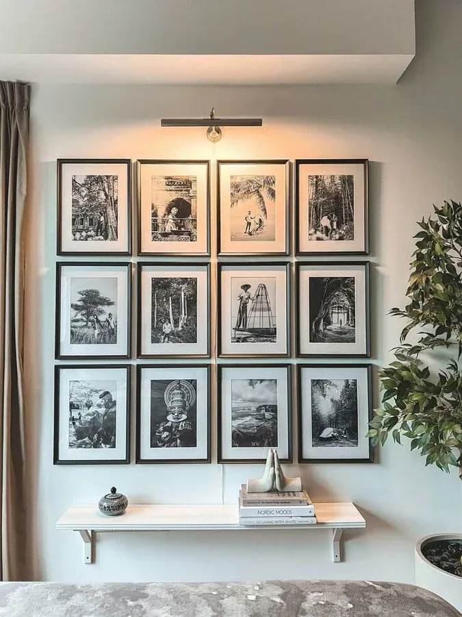 مدرن و شیک: دیوار گالری با تابلوهای سیاه و سفید