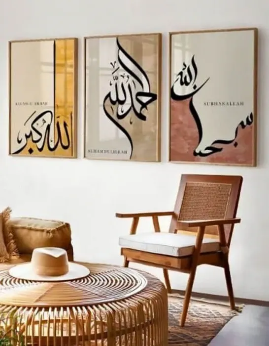 زیبایی معنوی با تابلوهای مذهبی در دیوار گالری